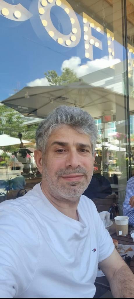 almojwel's tweet photo. الحزن يتضاعف ويزيد في فقدان أبي يزيد عبدالكريم بن إبراهيم الشبنان رحمه الله حيث توفي هذا اليوم وسيصلى عليه غدا حسب ما هو موضح في الرسالة المرفقة
عرفته قديما شابا خلوقا يعاون ويرافق والده رحمهما الله في سوق حليوه كما عرفته في بعض المناشط الأخرى وانقعطت أخباره وبعد ظهور وسائل التواصل كنت أطلع على بعض أخباره من حساب رئيس مركز غسلة السابق الأستاذ علي العمار في منصة x كما كان يزودني بأخباره الأستاذ أحمد العمار وينقل لي جهوده ولمساته ومساهماته التطويرية بماله وجهده في مسقط رأسه بلدة غسله رغم انتشار المرض ومزيد الألم بل كان قدوة للصابرين وعندما علمت بسفره للعلاج في أمريكا أرسلت له رسالة صوتية لمواساته والتخفيف لمصابه فوجدته صابرا محتسبا أسأل الله أن يوفيه أجره بغير حساب وأن يجمعنا به ووالدينا في الفردوس الأعلى من الجنة وإنا لله وإنا إليه راجعون 
عزائي لأبنائه وأشقائه وزملائه وأصدقائه وعموم أهالي الوشم وبالأخص أهالي بلدتي القرائن وعلى وجه الخصوص أهالي بلدة غسلة العامرة