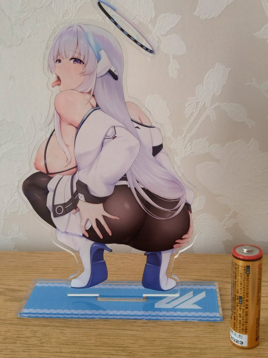 生塩ノア(ブルアカ) 「冬コミで限定50部配布のノアアクスタ届きました! でかい! ええでええでー! 隣」|内田弘樹 C102二日目（日） 東“Ｑ” 56ab 新刊少なくとも７冊のイラスト