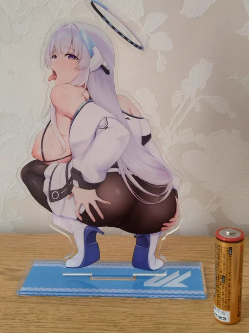 冬コミで限定50部配布のノアアクスタ届きました! でかい! ええでええでー! 隣の単三乾電池で大きさが比較できると思います。 前回のノアと並べるとなんか凄いですね。