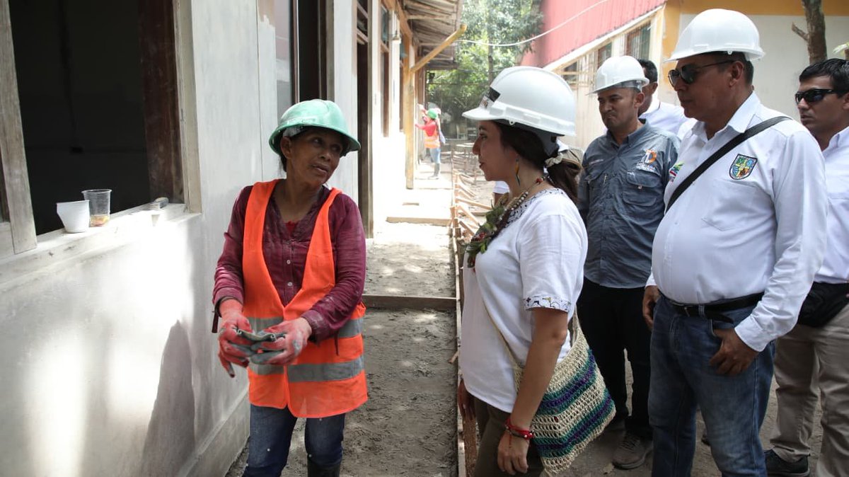 MidisPeru's tweet photo. #LORETO | La ministra de Desarrollo e Inclusión Social, @ShicaLesly, supervisó las obras de mantenimiento que se ejecutan, a través de @MidisFoncodes, en la infraestructura vial, el sistema de agua potable y el centro de salud del distrito de Santa Rosa de Loreto. 🤝🇵🇪

✅ Con una inversión de S/ 4.77 millones, estas intervenciones tendrán un impacto inmediato en la reducción de brechas sociales y de infraestructura, así como en la mejora de la calidad de vida de la población ubicada en la triple frontera de Perú, Colombia y Brasil.

💬 “Hemos venido a Santa Rosa de Loreto trayendo la presencia del Estado peruano. Este pueblo tiene el cariño y la especial consideración de todos los peruanos por ser guardianes de la triple frontera”, señaló la ministra @ShicaLesly.
#NotaDePrensa: https://t.co/DWHwnPZ3yQ
#GobiernoEnAcción