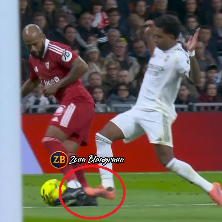 Zona_Blaugrana's tweet image. Muñiz Ruiz ha pitado tres penaltis a favor del Real Madrid, en uno, el jugador del Sevilla quita limpiamente el balón, otro en una falta fuera del área, y el penalti que ha marcado Mbappé y no ha intervenido el VAR, ha sido a Rodrygo que debió ser expulsado en la primera parte...