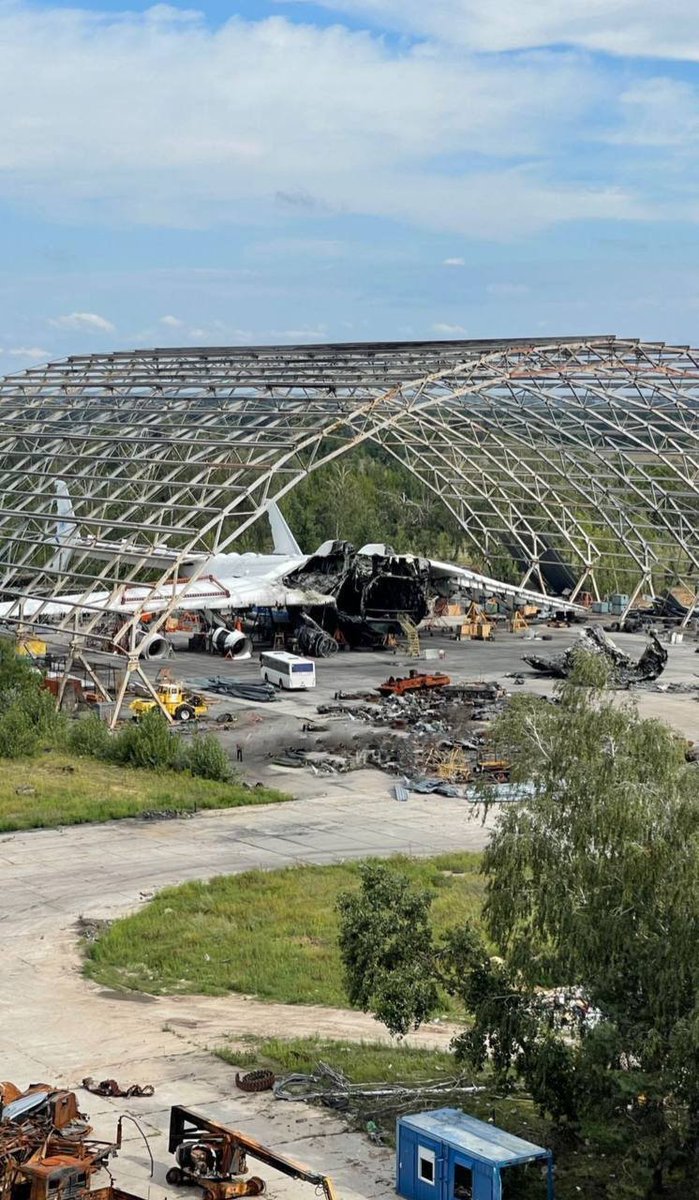 HistoryMattersX's tweet photo. 🇺🇦 Wednesday, #21December 1988: the only Antonov AN-225 ever built takes its maiden flight in Kiev, Ukraine.

The largest cargo aircraft in the world.

The #Antonov #AN225 “#Mriya” (Dream) was destroyed in February 2022 at an airfield near Kiev (Kyiv), Ukraine. https://t.co/8TecFJ1Ytn