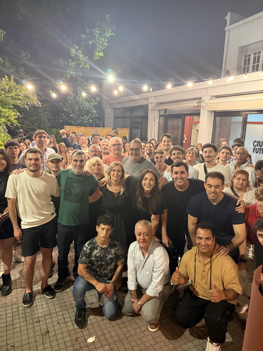 nicomorzone's tweet image. Con @juliquinteroc y todo el equipo del @ProLP_ cerramos el año junto a militantes y vecinos comprometidos con el cambio en la ciudad. 

Gracias @Matiasdeu, @micaelafragasso y a todo el equipo de @llalaplataok por acompañarnos.