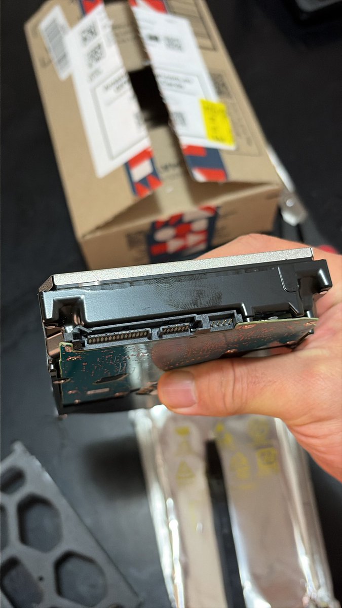 wei2much's tweet photo. @AmazonHelp @AmazonAustralia This is what happened when you don’t wrap it! The SATA connector is bent and fractured! https://t.co/RoYNNTy34Y