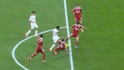 Zona_Blaugrana's tweet image. Muñiz Ruiz ha pitado tres penaltis a favor del Real Madrid, en uno, el jugador del Sevilla quita limpiamente el balón, otro en una falta fuera del área, y el penalti que ha marcado Mbappé y no ha intervenido el VAR, ha sido a Rodrygo que debió ser expulsado en la primera parte...