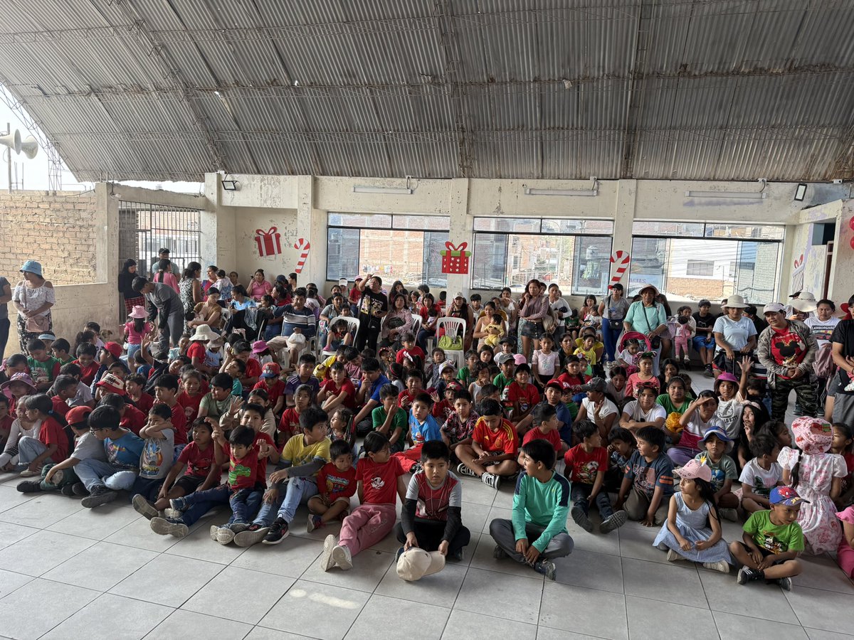 Lazos de Amor en San Juan de Lurigancho , más de 400 niños y sus padres recibieron regalos , su refrigerio pero lo más importante , recibieron amor y a Jesús en su corazón!!!!