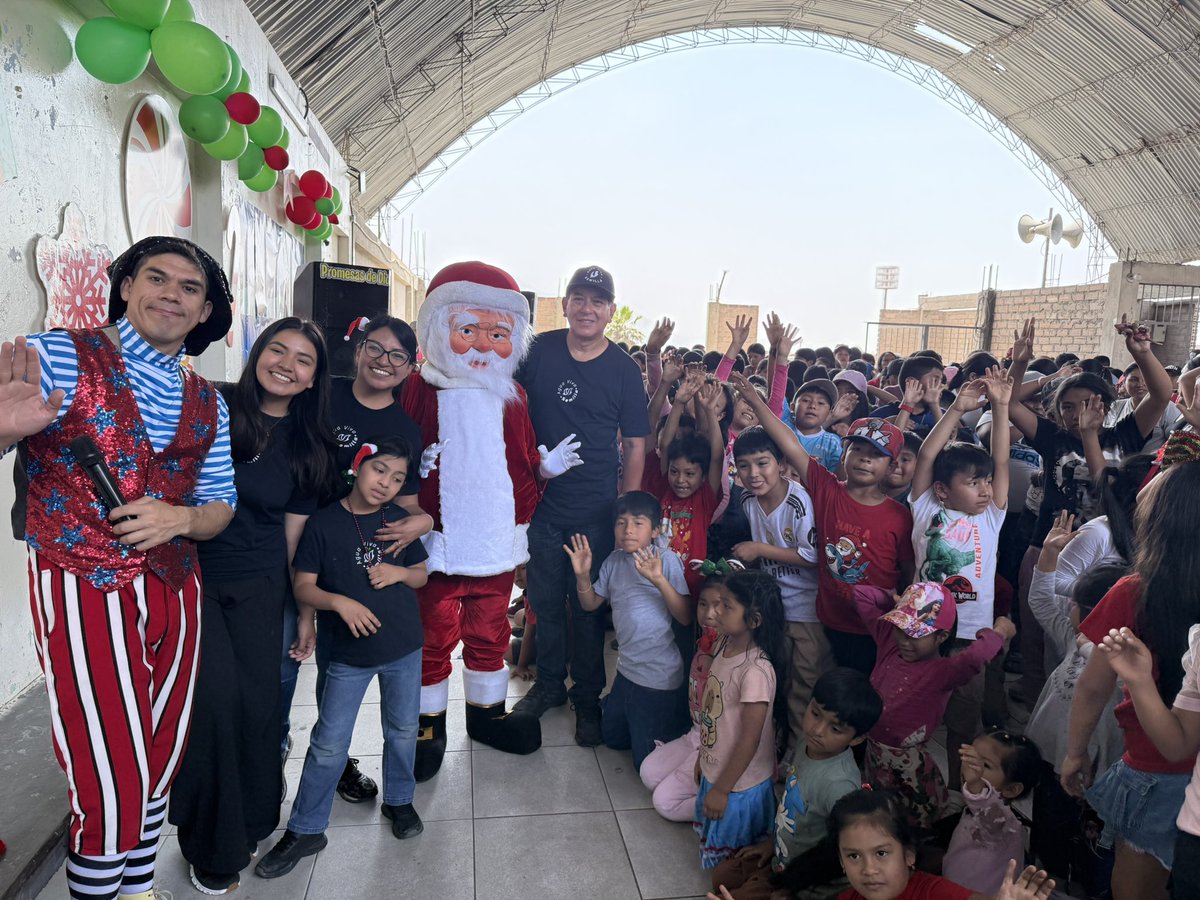 JCGonzalesA's tweet photo. Lazos de Amor en San Juan de Lurigancho , más de 400 niños y sus padres recibieron regalos , su refrigerio pero lo más importante , recibieron amor y a Jesús en su corazón!!!! https://t.co/YfSo3sj4t2