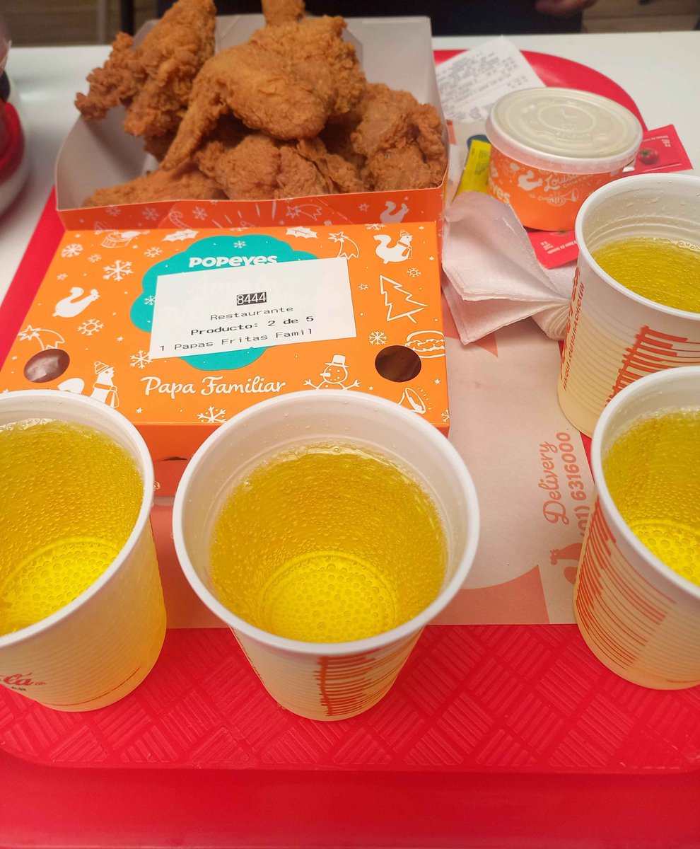 Espero hayan pasado un buen sabado, ahi el almuerzo que tuve en familia fuera de casita, un pollo frito de popeyes