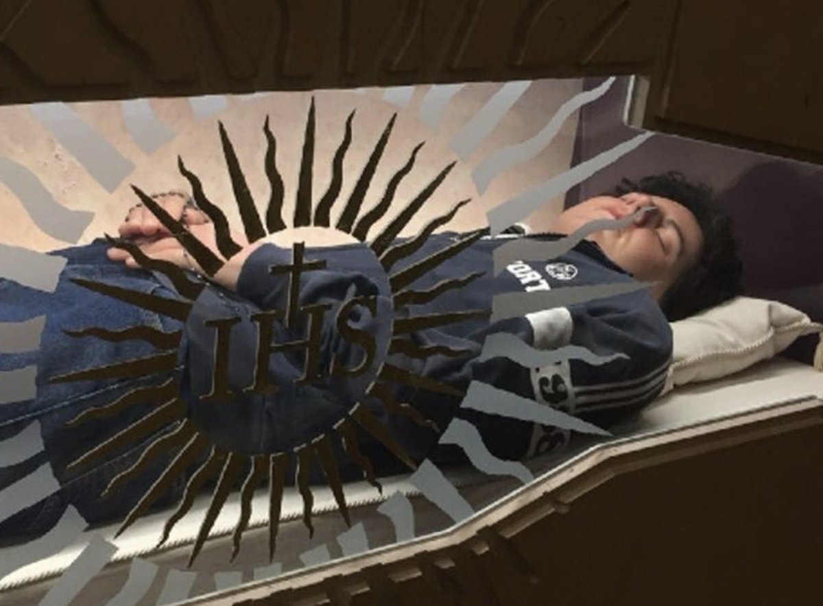 ViriCenturione's tweet photo. Sálvanos, Señor, despiertos, protégenos mientras dormimos, para que velemos con Cristo y descansemos en paz.
                     †
Reliquias de san Carlos Acutis que reposan en Asis. https://t.co/3xZ9GxPYIX