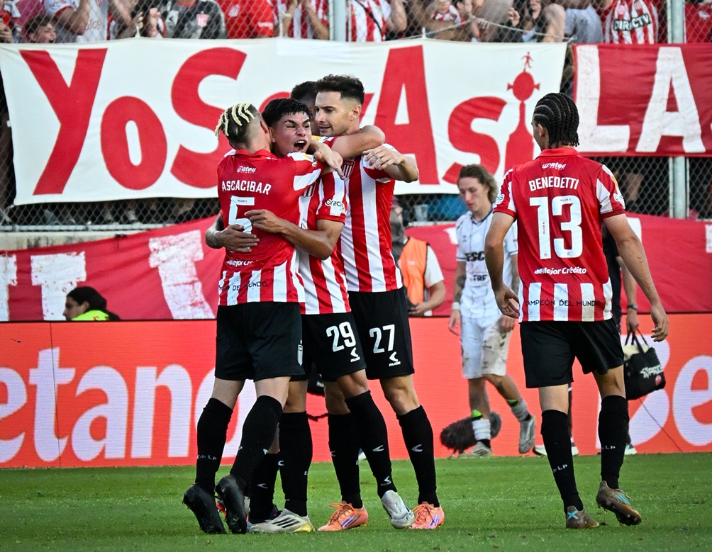 periodismobsas's tweet photo. Estudiantes de La Plata se lo dio vuelta a Platense sobre la hora y se ganó el Trofeo de Campeones 2025 https://t.co/WGUJEM5U1A vía @OpinaBa #trofeodecampeones #EstudiantesLP #estudiantes #edlp #pincha #platense #calamar #alario #cetre #veron #dominguez #laplata #sanniolas #cap https://t.co/Uxk3v1EL7a