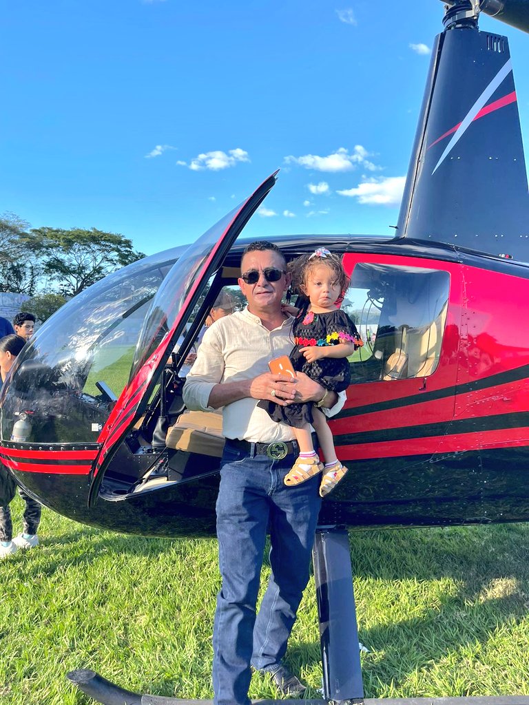 Dip_Cardoza's tweet photo. La familia chalateca y especialmente los niños fueron agasajados durante la Gran Tarde Navideña, patrocinada por @Dip_Cardoza, en coordinación con el Alcalde de Chalatenango Sur, Milton Serrano y  Diputada @Rebeca Rodríguez. https://t.co/nsQVBtL9dl
