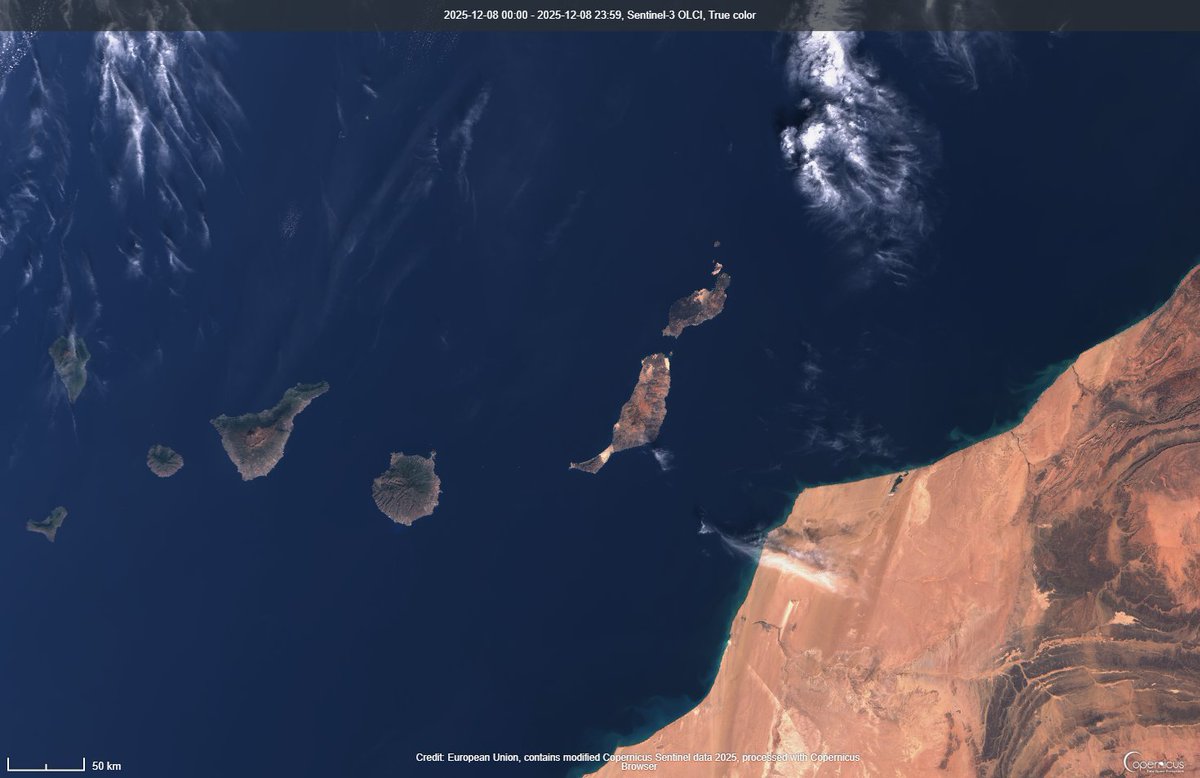 tenerife_meteo's tweet image. En el piélago inmenso del Atlántico
entre celajes y olas y rompientes
que las arrullan con su eterno cántico
y las bordan de espumas refulgentes,
brotaron como Venus de las ondas
las islas más hermosas del planeta,
coronadas de nieves y de frondas,
acariciadas por la brisa…