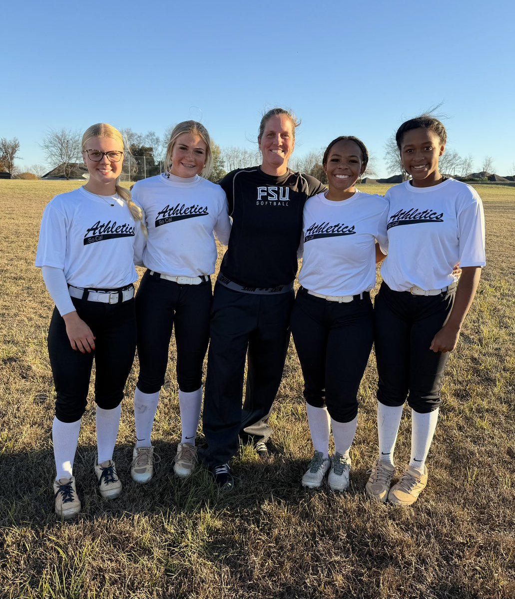 RyleeDavis2029's tweet photo. Christmas Catching Clinic 🎅🏼 Glad I got to see my @SoCal_2029 girls! Thank you for hosting such a fun clinic @BSherSB

@SoCal_2029
@BSherSB https://t.co/1ApkS5Hmmz