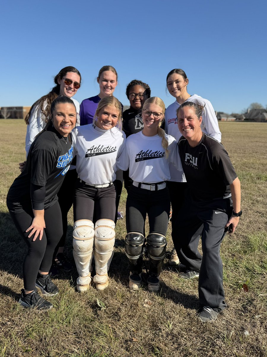 RyleeDavis2029's tweet photo. Christmas Catching Clinic 🎅🏼 Glad I got to see my @SoCal_2029 girls! Thank you for hosting such a fun clinic @BSherSB

@SoCal_2029
@BSherSB https://t.co/1ApkS5Hmmz