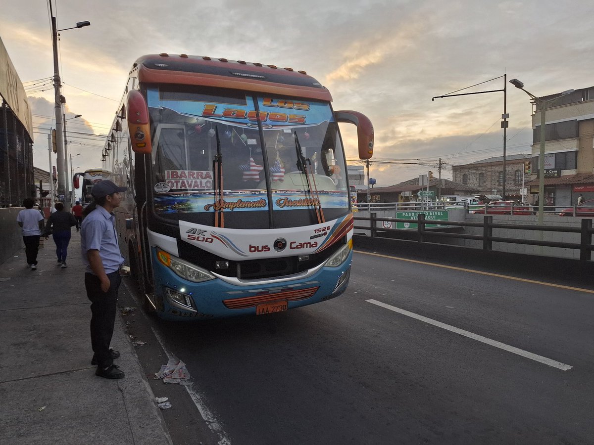 almepoll's tweet photo. #Imbabura #AntonioAnte Un majadero conductor dl #TransporteLagos IAA-2730 bloquea el paso n la vía principal para evitar q una #Anteña tenga el ingreso libre, así generó caos por unos minuts. No tiene educación peor respeto entre ls mismos conductores "Profesionales" @ANT_ECUADOR https://t.co/7U3vV4N9MU