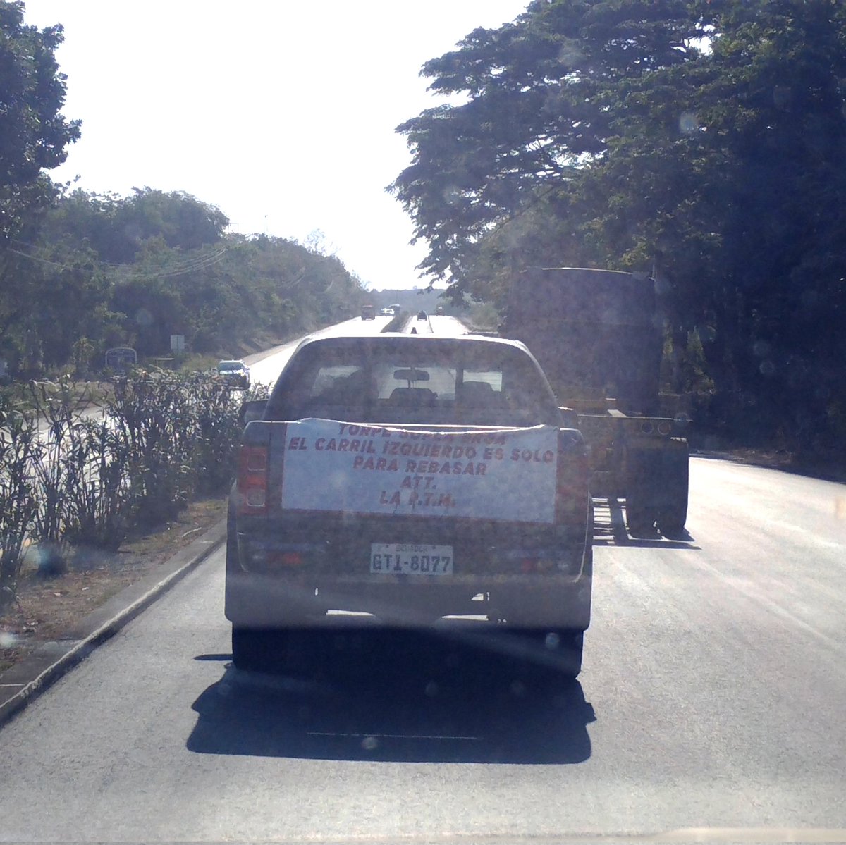 "Torpe soplaverga"

Educación vial por mano propia. Es urgente y necesario.