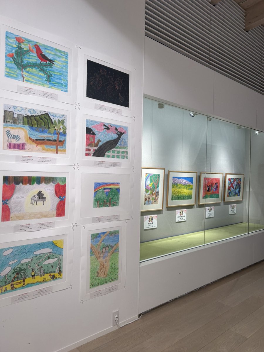 「第3回さかいまち国際児童画展」開幕しました！
今年は境町出身の映像作家・仲村淳さんによるドキュメンタリー映像（審査会と授賞式の様子）を会場で観ることが出来ます。（写真1枚目のモニターに審査会での卯野が映ってます）

子どもたちの力作をぜひご覧ください！