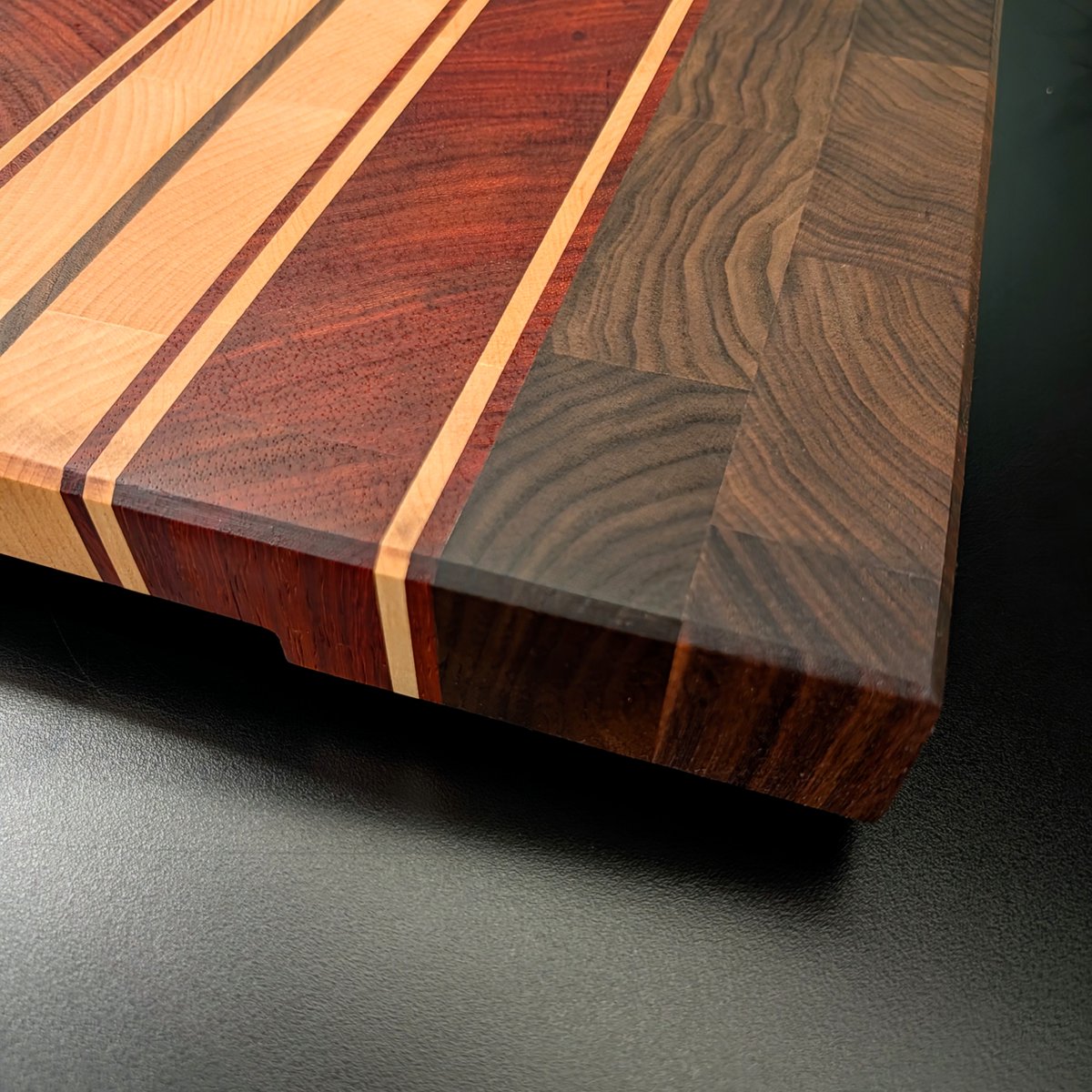 DallingerTim's tweet image. Does carving your prime rib on a bespoke handcrafted American Harwood butcher block make it taste better? It certainly makes it look better! 
@MiamKitty