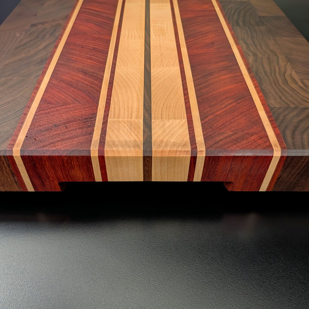 DallingerTim's tweet image. Does carving your prime rib on a bespoke handcrafted American Harwood butcher block make it taste better? It certainly makes it look better! 
@MiamKitty