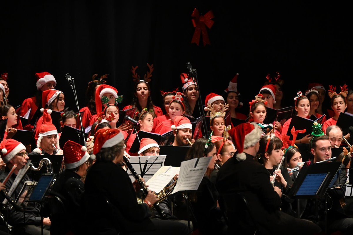 Soriano_Alcalde's tweet photo. La @BSTomares y la @ETomares se han unido este sábado en un precioso concierto.  

Con sus voces e instrumentos, han hecho que todos volvamos a sentir la Navidad como cuando éramos niños.  

Un regalo maravilloso el que nos han dejado nuestras formaciones musicales. 

¡Gracias y enhorabuena! 🎄🎶