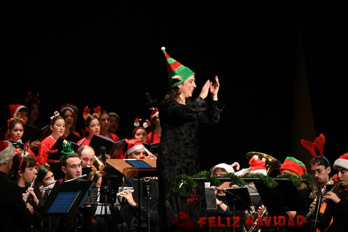 Soriano_Alcalde's tweet photo. La @BSTomares y la @ETomares se han unido este sábado en un precioso concierto.  

Con sus voces e instrumentos, han hecho que todos volvamos a sentir la Navidad como cuando éramos niños.  

Un regalo maravilloso el que nos han dejado nuestras formaciones musicales. 

¡Gracias y enhorabuena! 🎄🎶