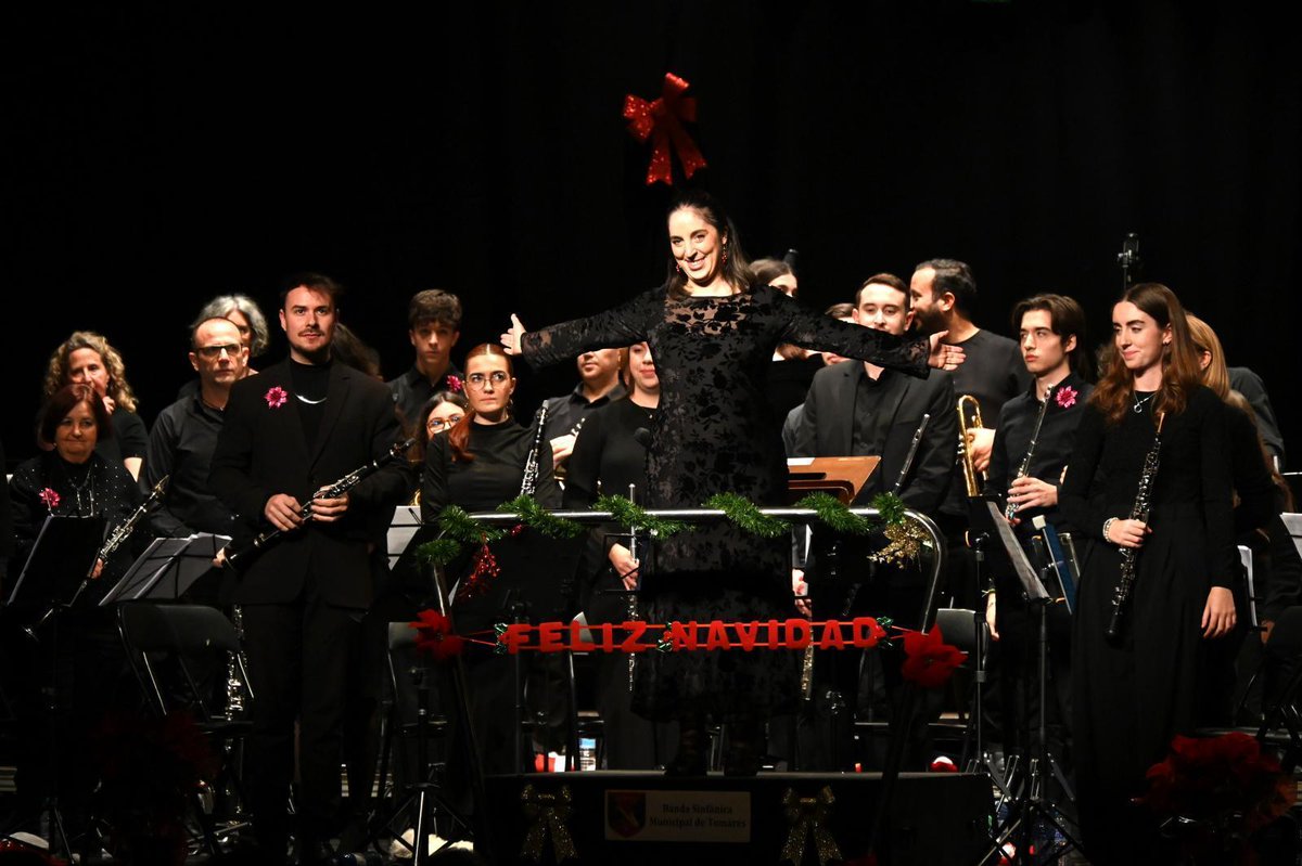 Soriano_Alcalde's tweet photo. La @BSTomares y la @ETomares se han unido este sábado en un precioso concierto.  

Con sus voces e instrumentos, han hecho que todos volvamos a sentir la Navidad como cuando éramos niños.  

Un regalo maravilloso el que nos han dejado nuestras formaciones musicales. 

¡Gracias y enhorabuena! 🎄🎶