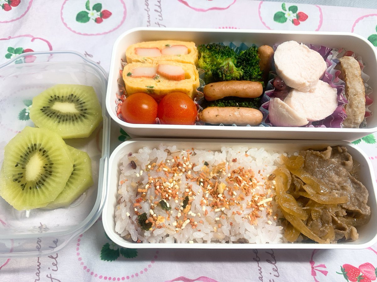 _eve4230's tweet photo. 最近のお弁当🍱
たまにキウイが激安だったり、チェリートマト🍒が巨大だったり、夜に急に食べたくなって一口で飽きたたらこスパが入ってたりしました☺️
#お腹ぺこりん部 #お弁当 #お弁当記録 #料理 #自炊 #一人暮らし #節約 https://t.co/FBBhXKEP0M