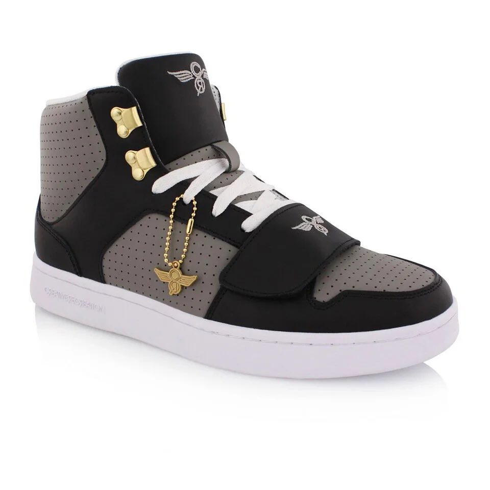 RandyFM's tweet image. Se volvieron a pegar los tshirt de brillo,  pantalones de brillo y correas de brillo. Solo gana el que que se ponga uno de estos en los pies