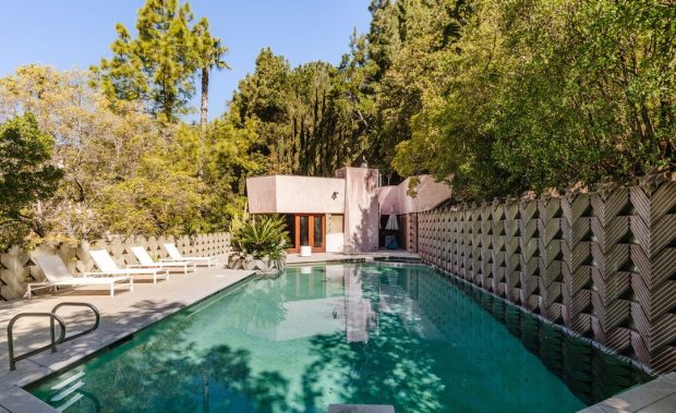 la_dorkout's tweet image. For $15 million, you just might have a shot at owning David Lynch's former Lloyd Wright-designed compound in Outpost Canyon. Sotheby's posted photos inside the home, and they're every bit of weird and wonderful as you might expect.