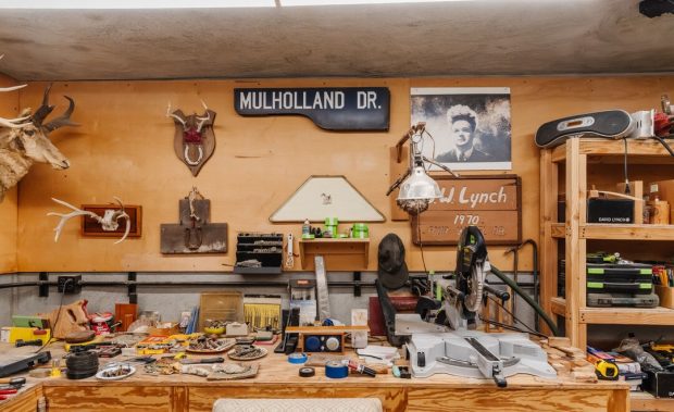 la_dorkout's tweet image. For $15 million, you just might have a shot at owning David Lynch's former Lloyd Wright-designed compound in Outpost Canyon. Sotheby's posted photos inside the home, and they're every bit of weird and wonderful as you might expect.