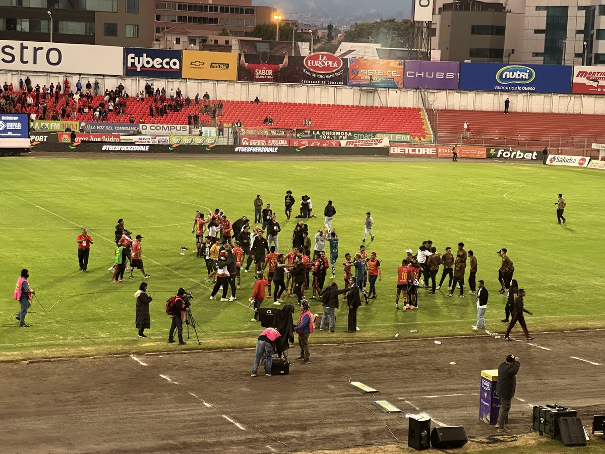🔴⚫️ #DCuenca logra clasificarse a la Copa Sudamericana 2025. 

⚽️ Venció 5 por 1 a #Emelec y tras el triunfo de #Macará 2 a 0 ante #Aucas, el equipo colorado será Ecuador 4 en el próximo torneo internacional.