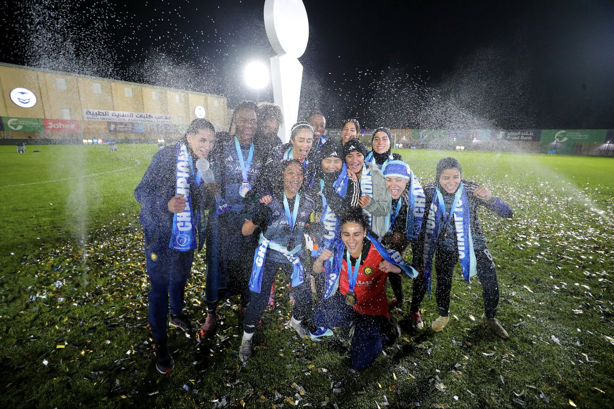 الكتاب وااااضح من عنوانه 🥶

النـسخة الأولى! 
يعني #العـالمي بـطلها 🤩💛.