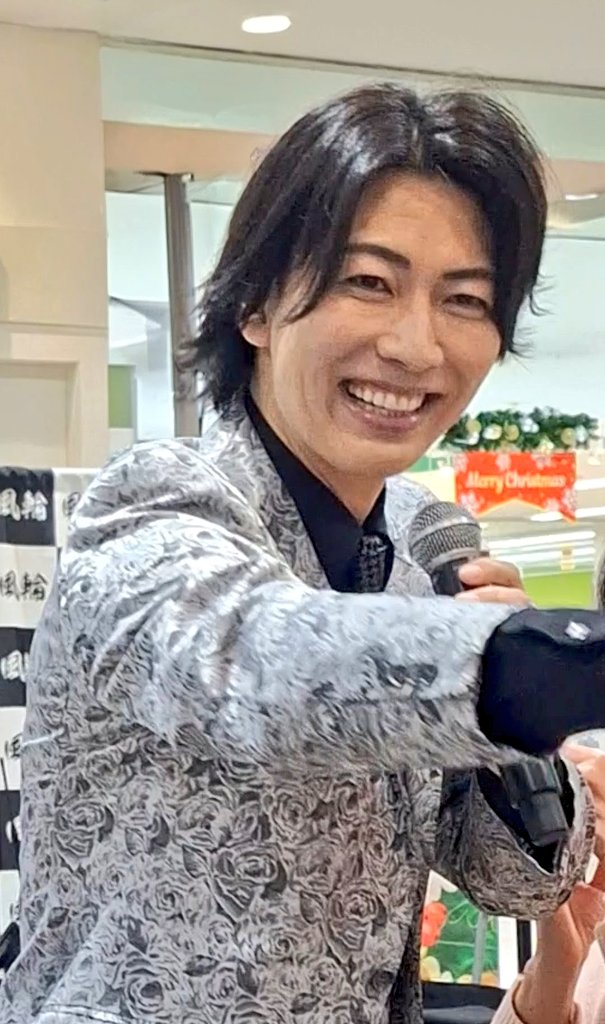 2025風輪納め
大好きな群馬県で…
大好きな2人と…
✨聖地ﾘﾘｶ✨で…
泣いたり笑ったり
沢山の想い出でｲｯﾊﾟｲ
出逢って下さった皆様
🩵ありがとうございました🩵
#風輪
#Birthdayに着るはずのﾄﾞﾚｽ
#配達遅延で今
#完全に場違い
#そんな日もある