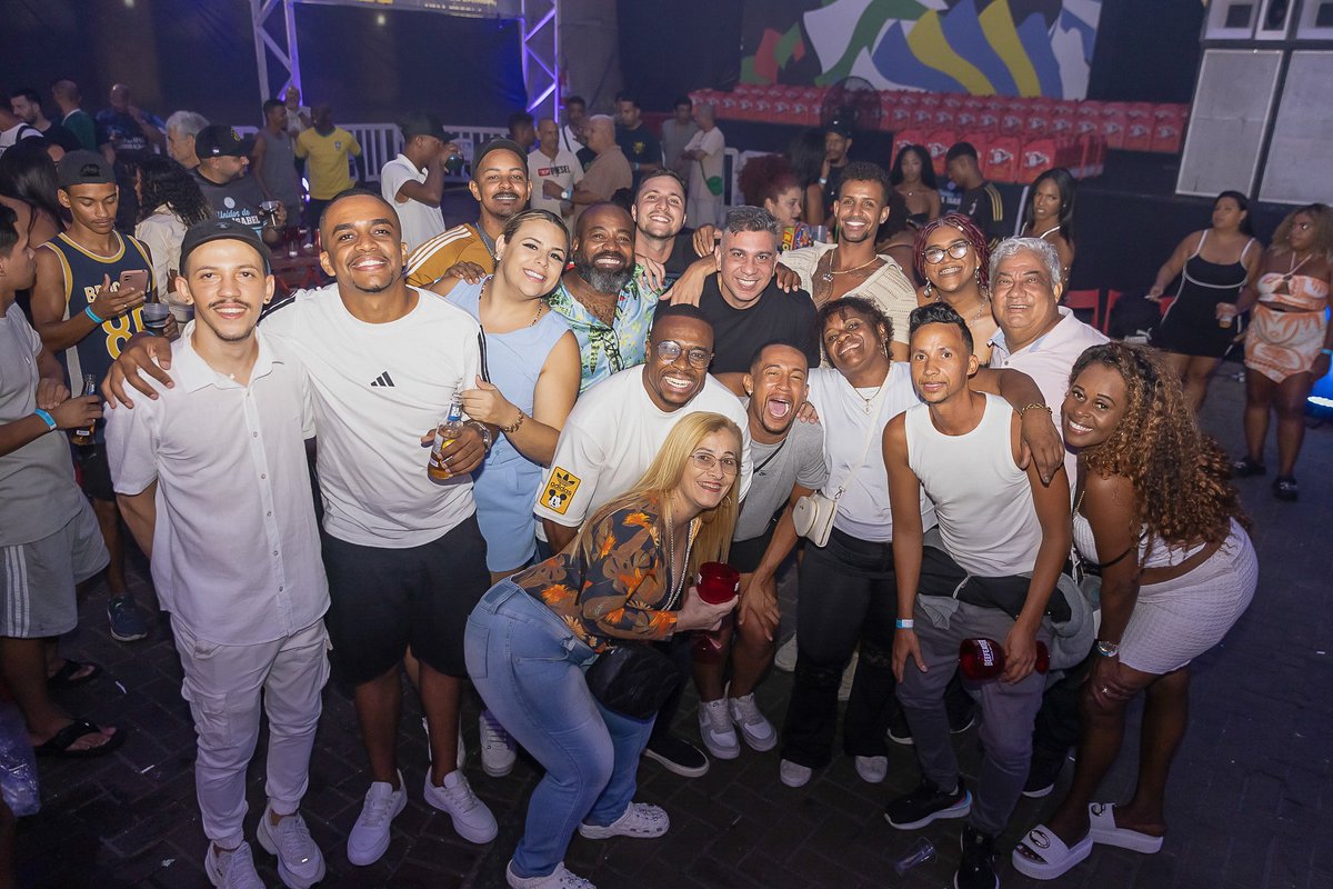 gres_vilaisabel's tweet photo. Muito obrigado! Essa é a verdadeira mensagem do nosso Grêmio Recreativo. Essa é a atitude da direção de Carnaval, que junto à direção de Barracão promoveu uma linda confraternização! https://t.co/ViBUfx4mBb