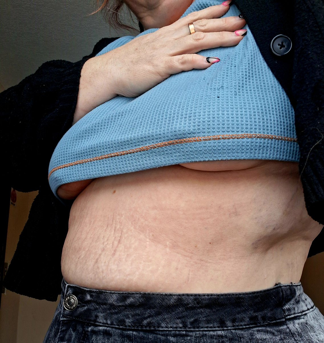 Pink_Obedience's tweet photo. The neighbors keep staring, I wonder why? https://t.co/AlPvLDv6F8