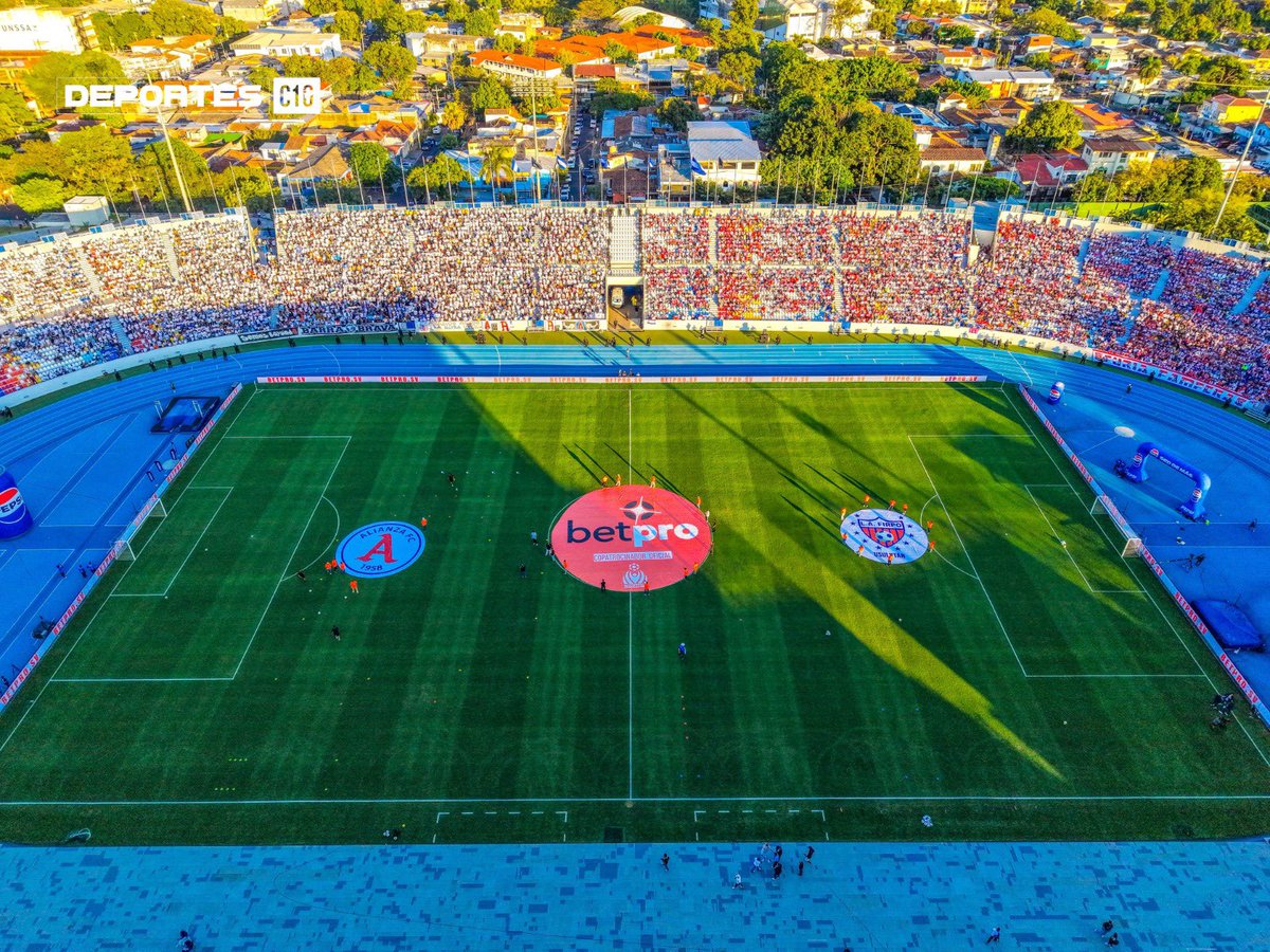 DeportesC10's tweet photo. En breve dará inicio la final del Torneo Apertura 2025, entre el @AlianzaFC_sv y @cdlafirpo_sv 🏆🇸🇻

El partido está programado para las 6:15 p.m., en el estadio nacional Jorge “El Mágico” González. https://t.co/wJNJkKS9GI