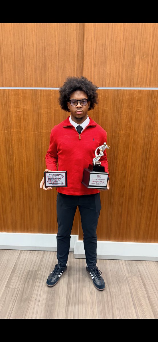 Braylon_Veal's tweet image. Blessed to finish up HS 🏈with a strong senior season! I received the All-Academic, All-Region, and Unsung Hero Awards 🏆 📈
Onward and Upward! Merry Christmas! 
#NewManchesterFB #2025JaguarBanquet #GoJaguars 
@NewManchesterFB 
@Odowns 
@CoachAllen_KW @CoachEvanMann…