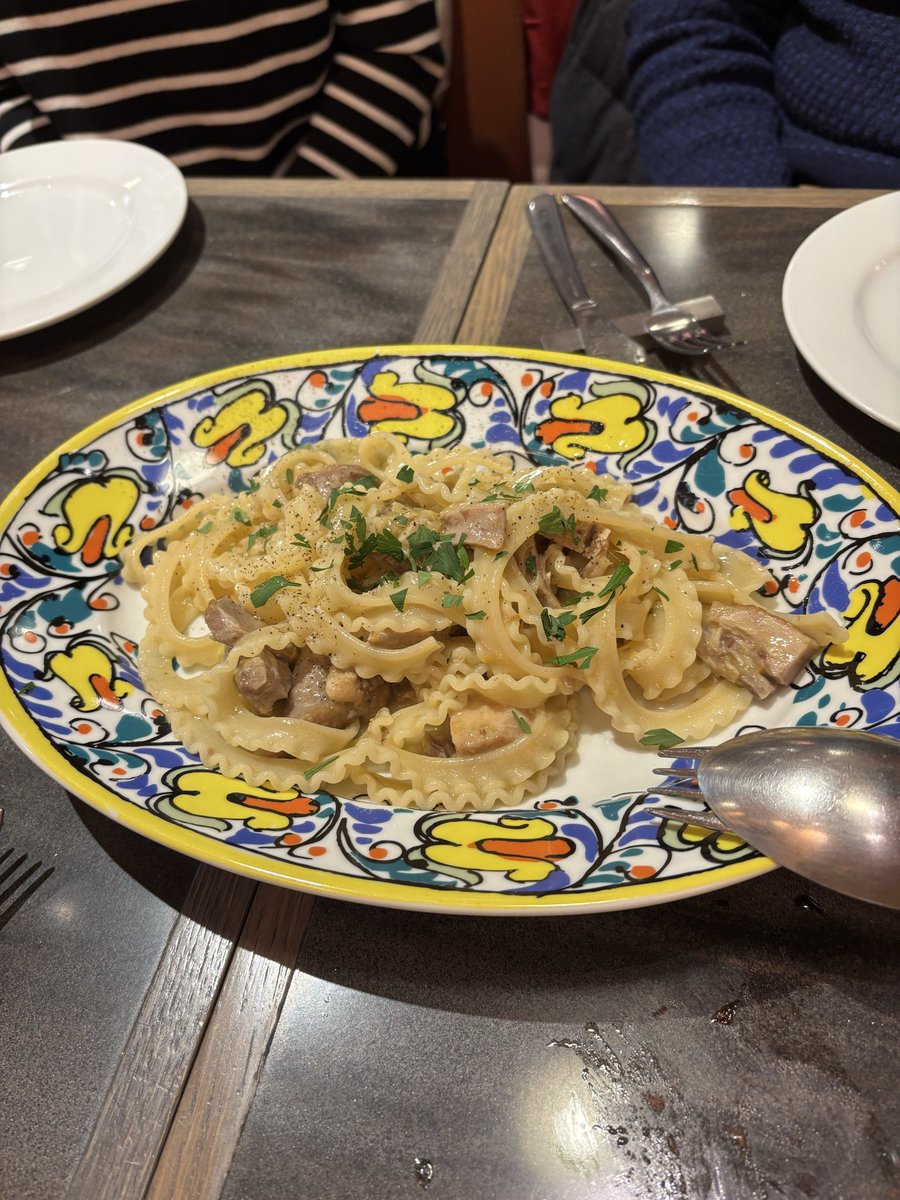 bosan009's tweet photo. 親族の方と麻雀をやる機会がありイタリアンで昼ご飯をいただいた…
マルゲリータ、あと変わった形のパスタを…
どれを食べてもとても美味しい😋
都内はクオリティがとても高いことを実感😤
麻雀もとても楽しかったです😂
麻雀もっと上手くなりたい🫡
#ISORA https://t.co/Jps9CAo0By