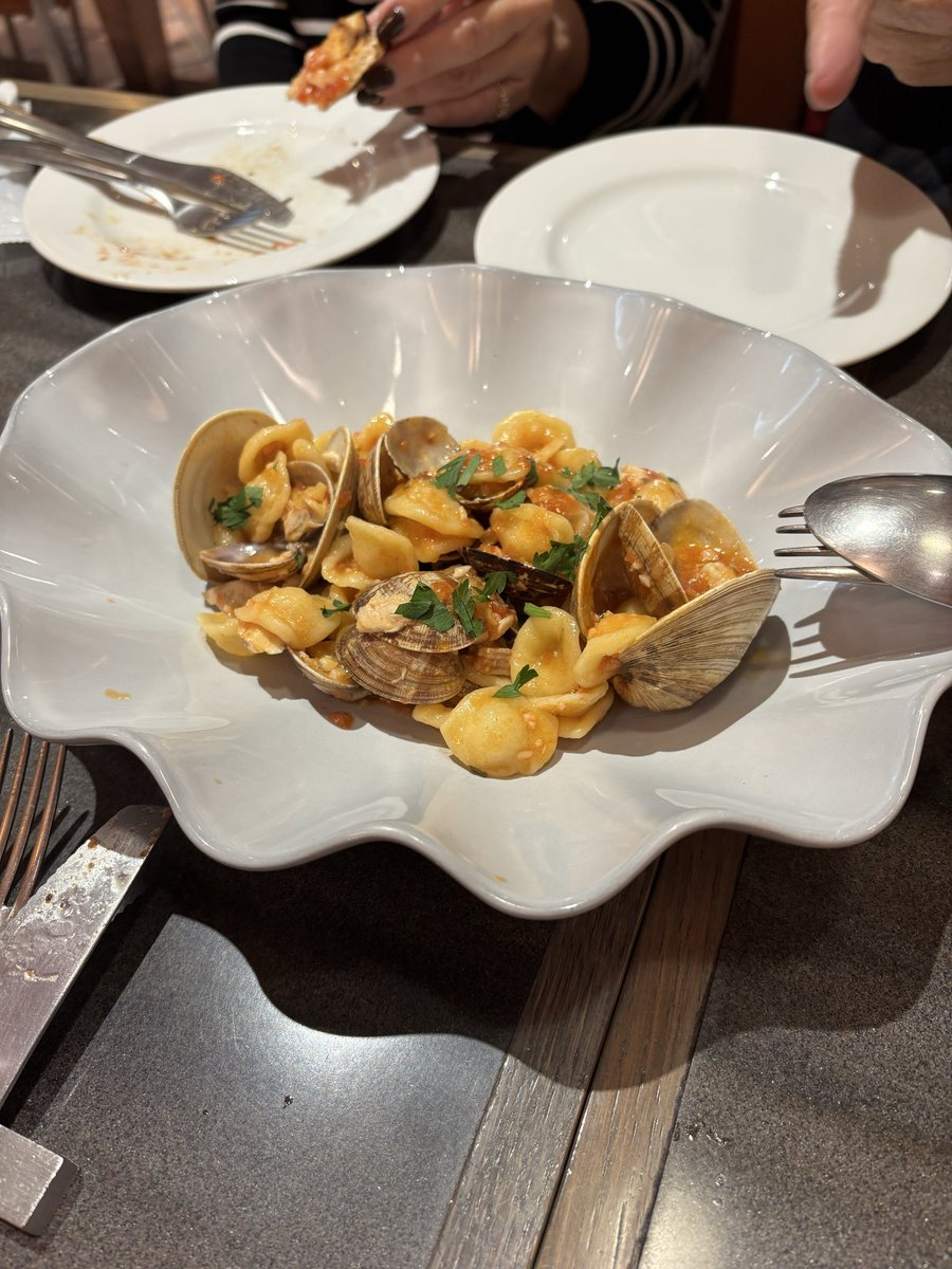 bosan009's tweet photo. 親族の方と麻雀をやる機会がありイタリアンで昼ご飯をいただいた…
マルゲリータ、あと変わった形のパスタを…
どれを食べてもとても美味しい😋
都内はクオリティがとても高いことを実感😤
麻雀もとても楽しかったです😂
麻雀もっと上手くなりたい🫡
#ISORA https://t.co/Jps9CAo0By