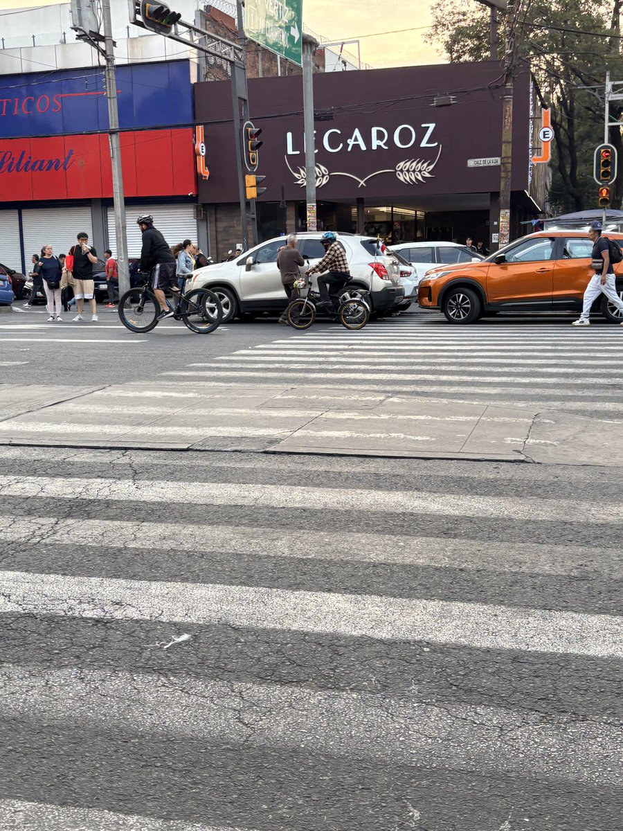 Daniel_hurtado2's tweet photo. Reporte tras reporte y la @UCS_GCDMX no hace nada. El cruce peatonal Calzada La Viga y Lorenzo Boturini  es estacionamiento. 

Es lamentable que ni el policía que está “vigilando” haga al algo respecto. 

@ClaraBrugadaM @AlessandraRdlv @AlcCuauhtemocMx https://t.co/hIHT88m5lk