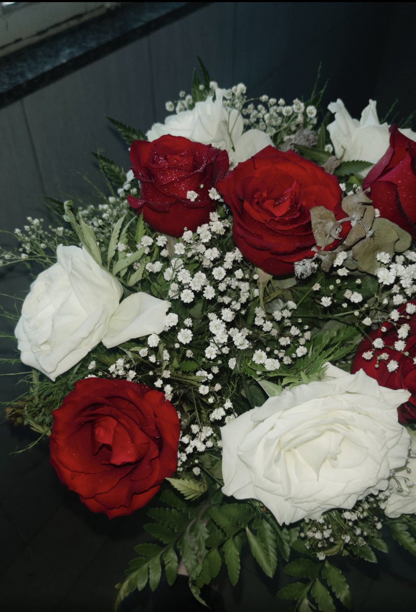mafefrl's tweet photo. quando o tema é buquê de flores e meu namorado arrasa nas escolhas https://t.co/wDvAH5dxRS