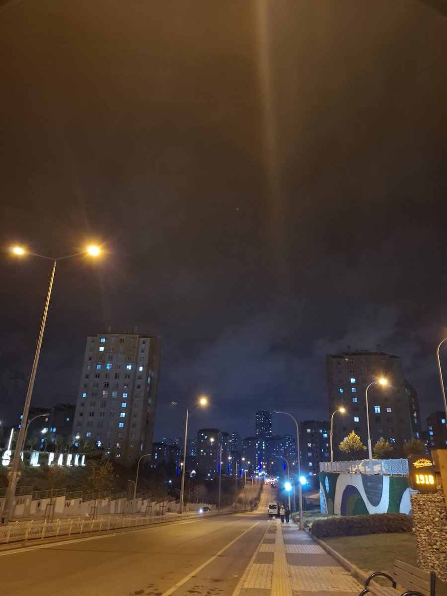 Ne kadar kötüdür
sana an kadar yakın,
bir asır kadar uzak olması.

Nazım hikmet Ran
#Geceye