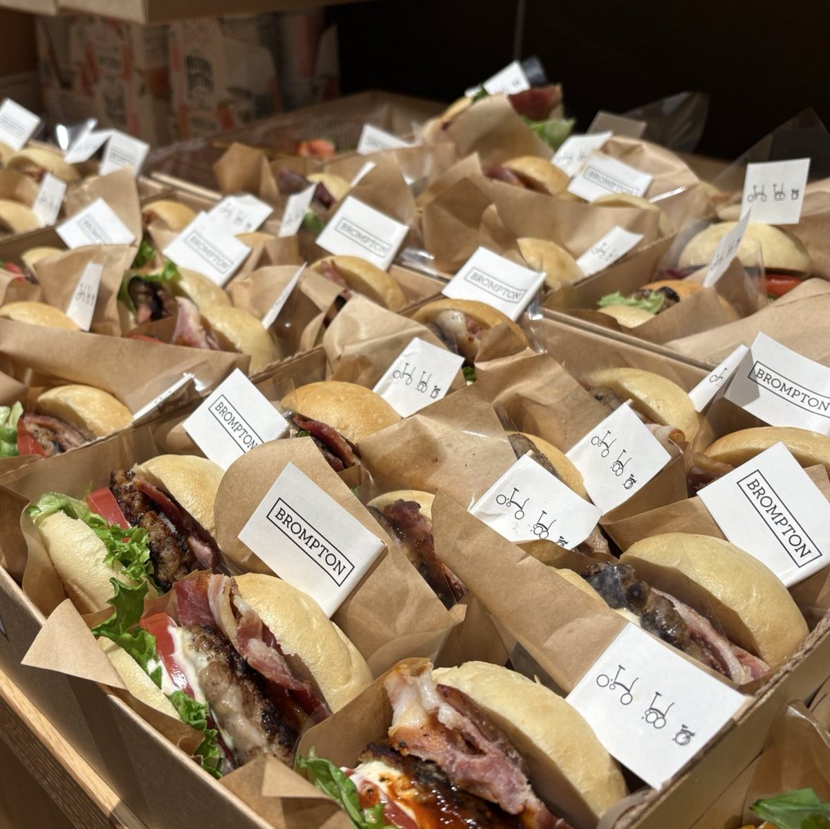 Genuine_S's tweet image. 昨日はロードバイクで距離を走ってカロリー消費してから、#Brompton の忘年会に参加。料理やデザート全ておいしくいただきました。企画段階から当日進行まで @ishiyama1480 さん本当にありがとうございました！