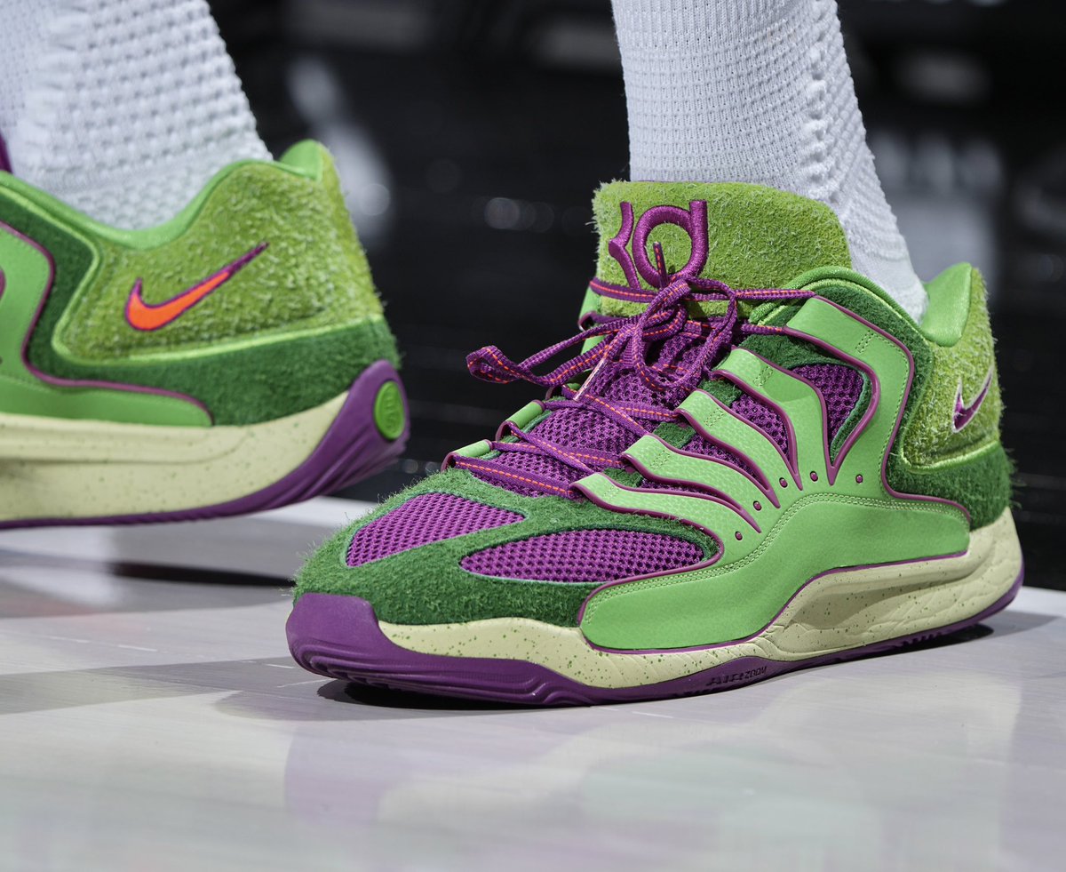 MAC*NHEIRO

Kevin Durant está usando hoje contra o Denver Nuggets o Nike KD18 "Skunk"

Colorway especial do tênis dele inspirada naquilo mesmo que você está pensando