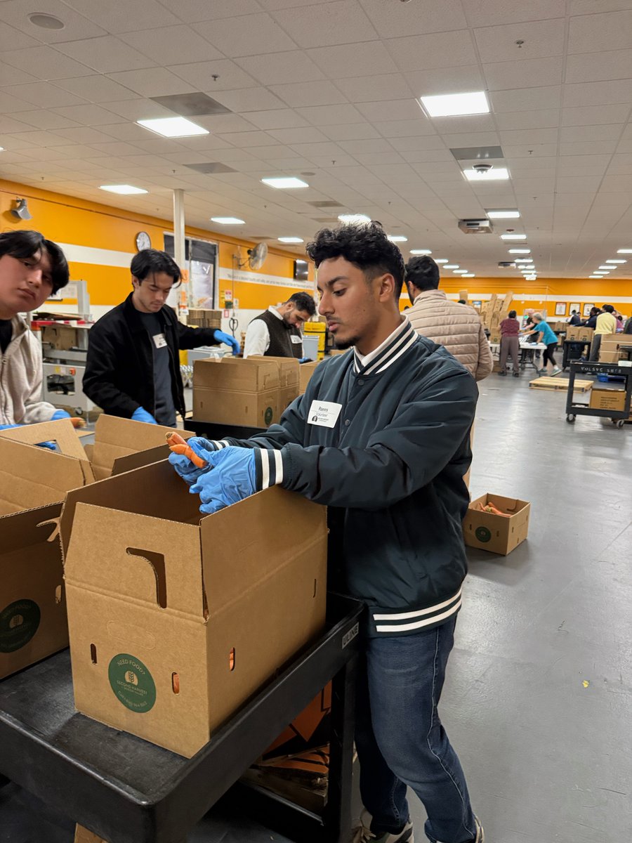 Muslim Youth from Silicon Valley volunteered with Second Harvest Food Bank, helping sort and package over 10,000 pounds of produce for families in need. By working together to sort and box carrots, the youth supported efforts to fight food insecurity in their local community.