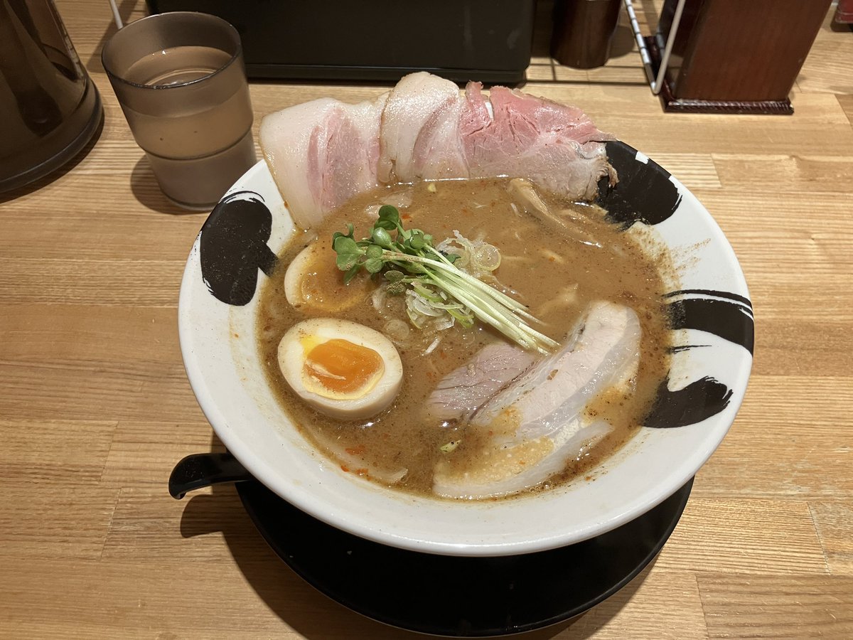 benimo0319's tweet image. おはようございます
いつもいいねリポスト
ありがとうございます
高槻市駅
彩色ラーメンきんせい 高槻本店
焼き味噌ラーメン
特製トッピング
ハーフチャーハンセット

焼いた味噌の香ばしさが広がった
スープは深みをましてる
ついつい頼んでしまう
チャーハンもいい感じ
😋美味しかった🤞
#ラーメン