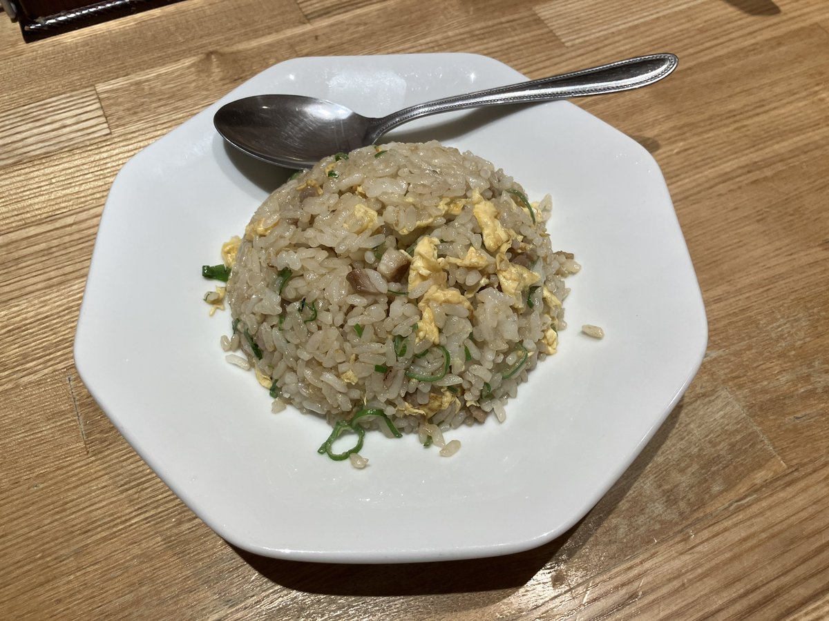 benimo0319's tweet image. おはようございます
いつもいいねリポスト
ありがとうございます
高槻市駅
彩色ラーメンきんせい 高槻本店
焼き味噌ラーメン
特製トッピング
ハーフチャーハンセット

焼いた味噌の香ばしさが広がった
スープは深みをましてる
ついつい頼んでしまう
チャーハンもいい感じ
😋美味しかった🤞
#ラーメン