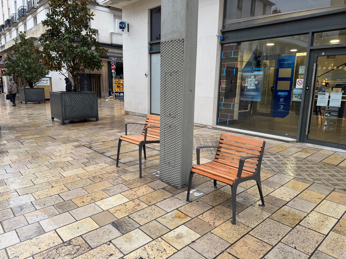 MecrantB's tweet image. ils pensent vraiment à tous les responsables du mobilier urbain, même aux couples qui se font la gueule