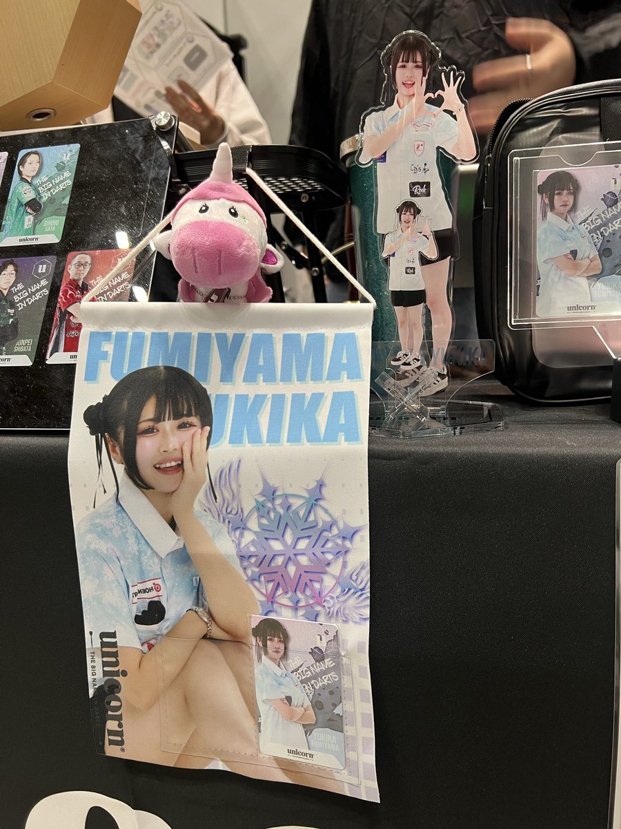 Roku_828's tweet photo. 本日もunicornブースのお手伝いマンです💪( ˙꒳˙💪 )
先日のPERFECT女子 最終戦で優勝した文山雪華選手のグッズ(マフラータオルも)ありますー!!!
ガラポンの中身が…更新されました✨
青🔵が出ると、特大プレイヤーアクリルスタンドが🫶
回しに来てください🫡
#THE_FINAL
#パシフィコ横浜 https://t.co/LxQ08mB2PN