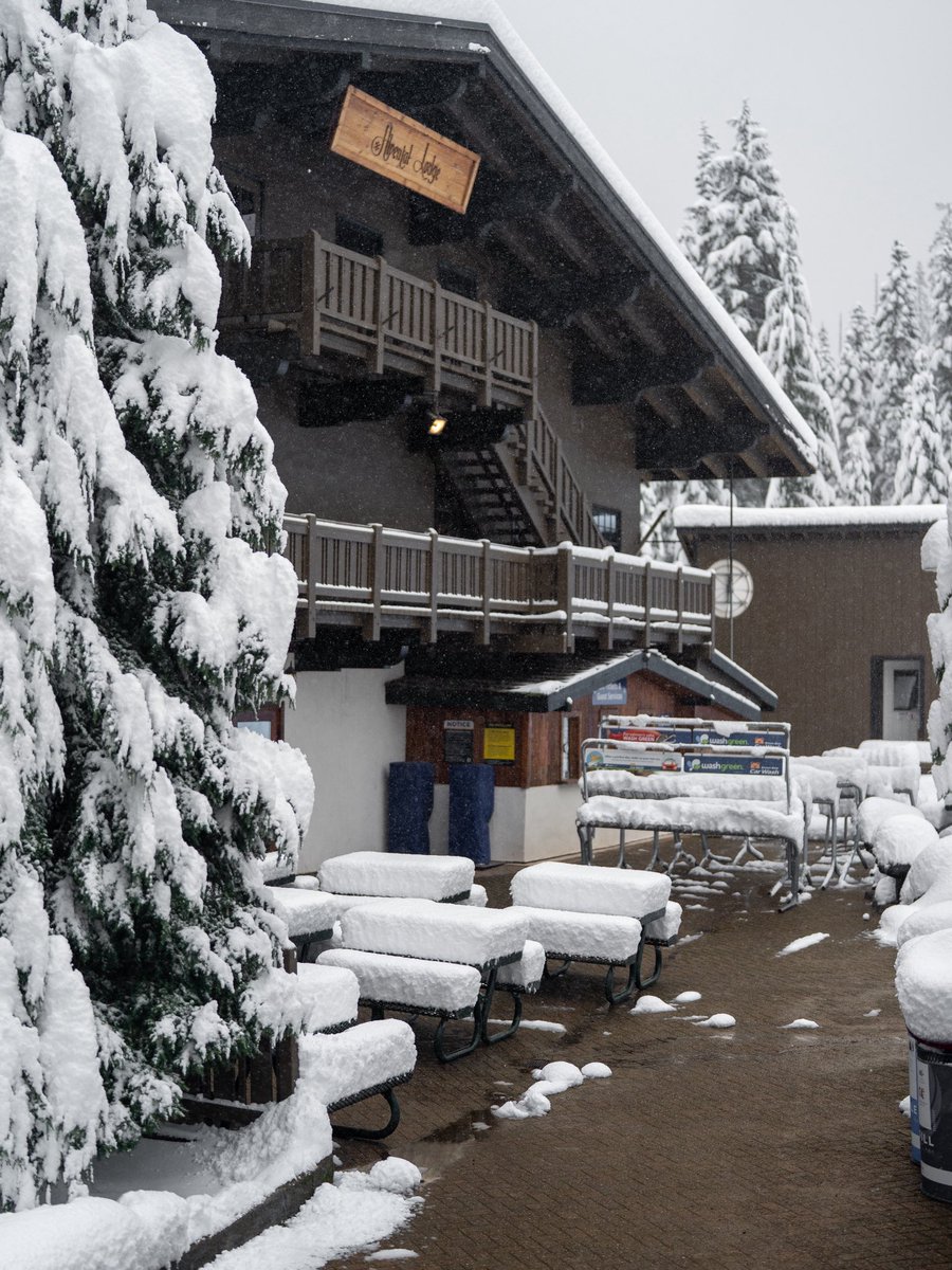 Summit at Snoqualmie tweet media